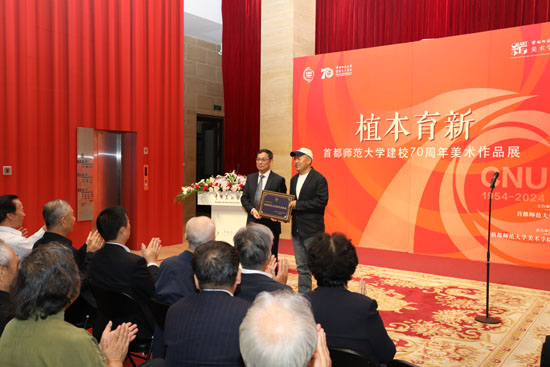 06新葡萄官网AMG校长方复全为白海宁先生颁发“教育贡献奖”.jpg